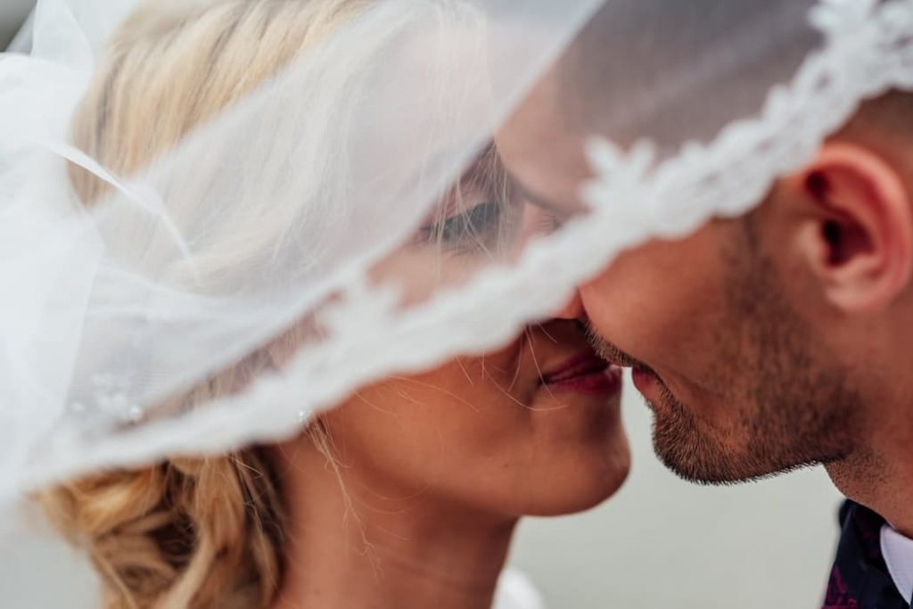 pareja feliz boda