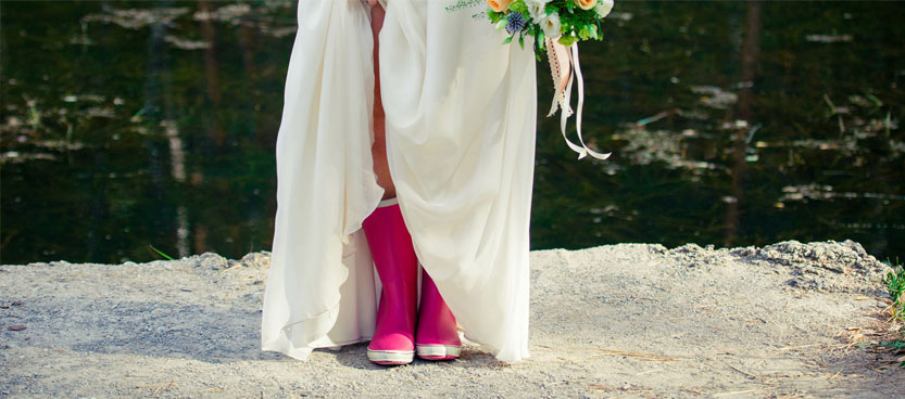 Novia con botas de agua rosas en Villa Laureana